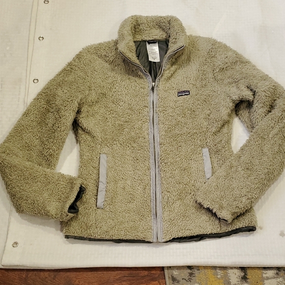 Patagonia Women's Soft Cream Teddy Jacket - Picture 9 of 15